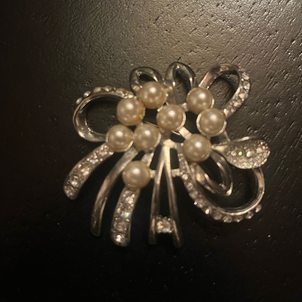 Vintage Silver Tone Bow Brooch with faux pearls and rhinestones Pendant